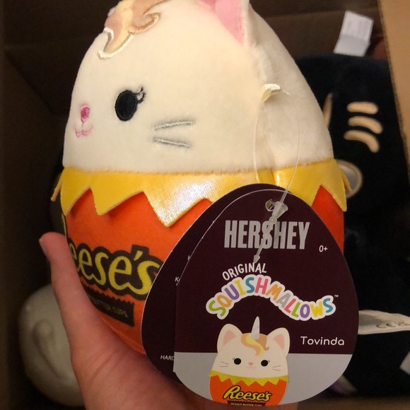 Squishmallow HERSHEY’S Peanut Butter Cups TOVINDA Pretty cream-colored cat NWT - Picture 2 of 3